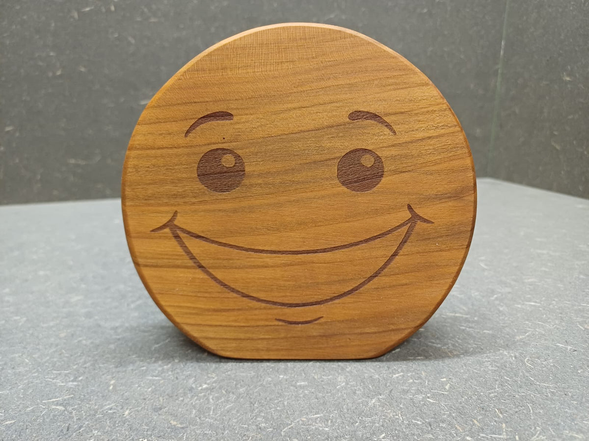 Lachender Holzsmiley