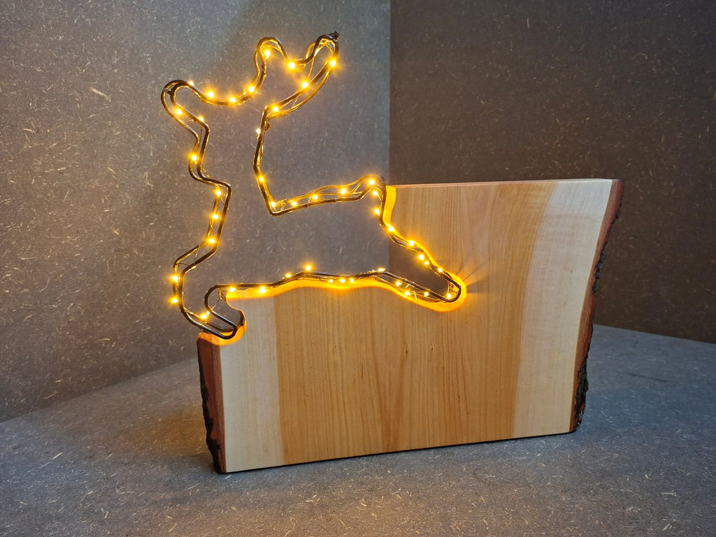 Handgefertigte LED-Weihnachtsdeko aus geöltem Erlenholz mit leuchtendem Tannenbaum, Rentier und Stern.