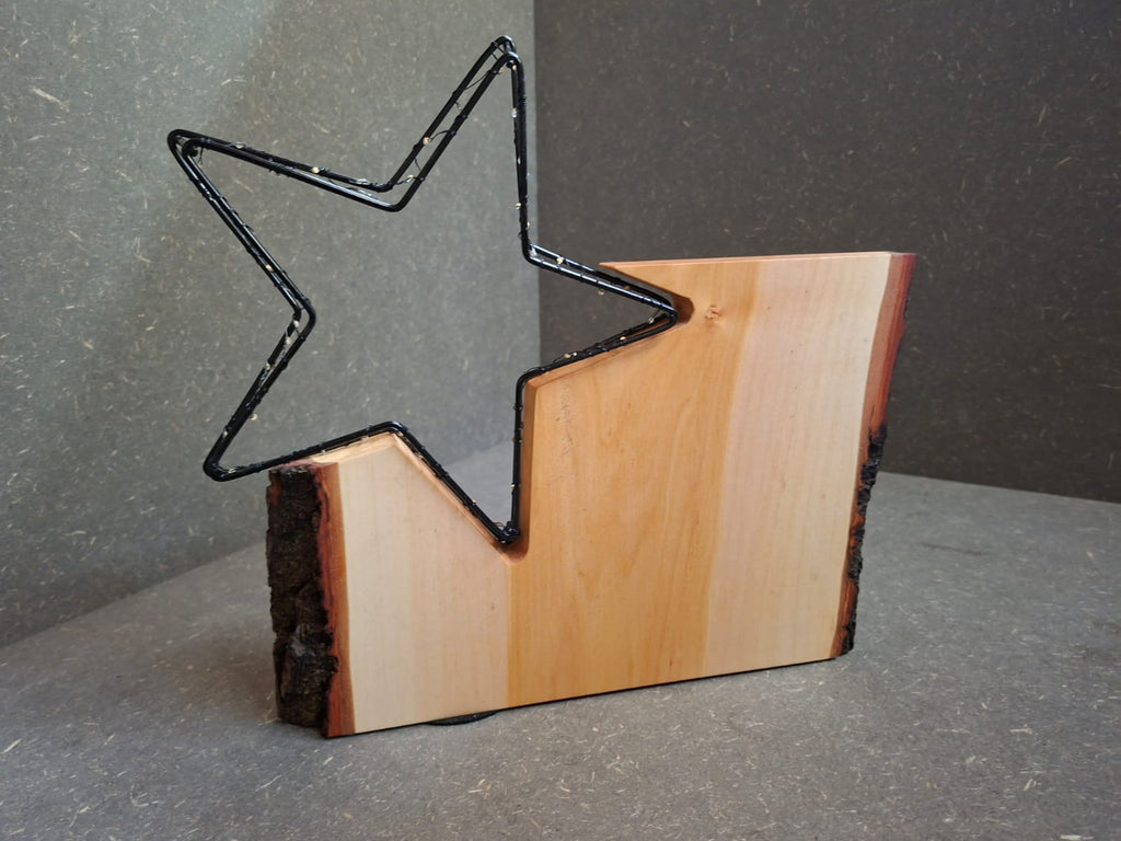 Handgefertigte LED-Weihnachtsdeko aus geöltem Erlenholz mit leuchtendem Tannenbaum, Rentier und Stern.