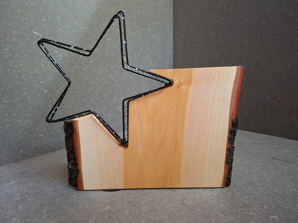 Handgefertigte LED-Weihnachtsdeko aus geöltem Erlenholz mit leuchtendem Tannenbaum, Rentier und Stern.