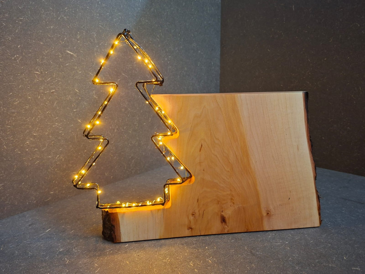 Handgefertigte LED-Weihnachtsdeko aus geöltem Erlenholz mit leuchtendem Tannenbaum, Rentier und Stern.