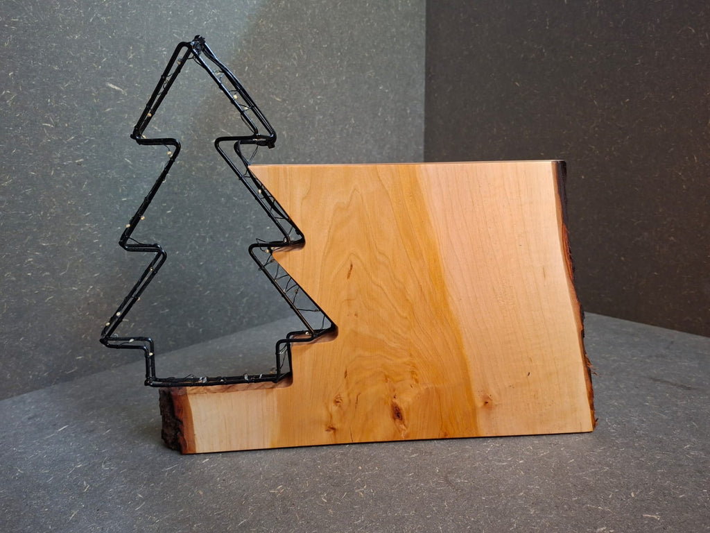 Handgefertigte LED-Weihnachtsdeko aus geöltem Erlenholz mit leuchtendem Tannenbaum, Rentier und Stern.
