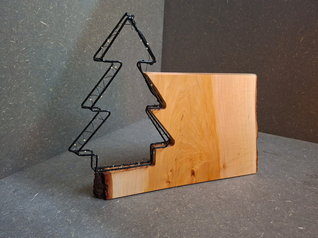 Handgefertigte LED-Weihnachtsdeko aus geöltem Erlenholz mit leuchtendem Tannenbaum, Rentier und Stern.