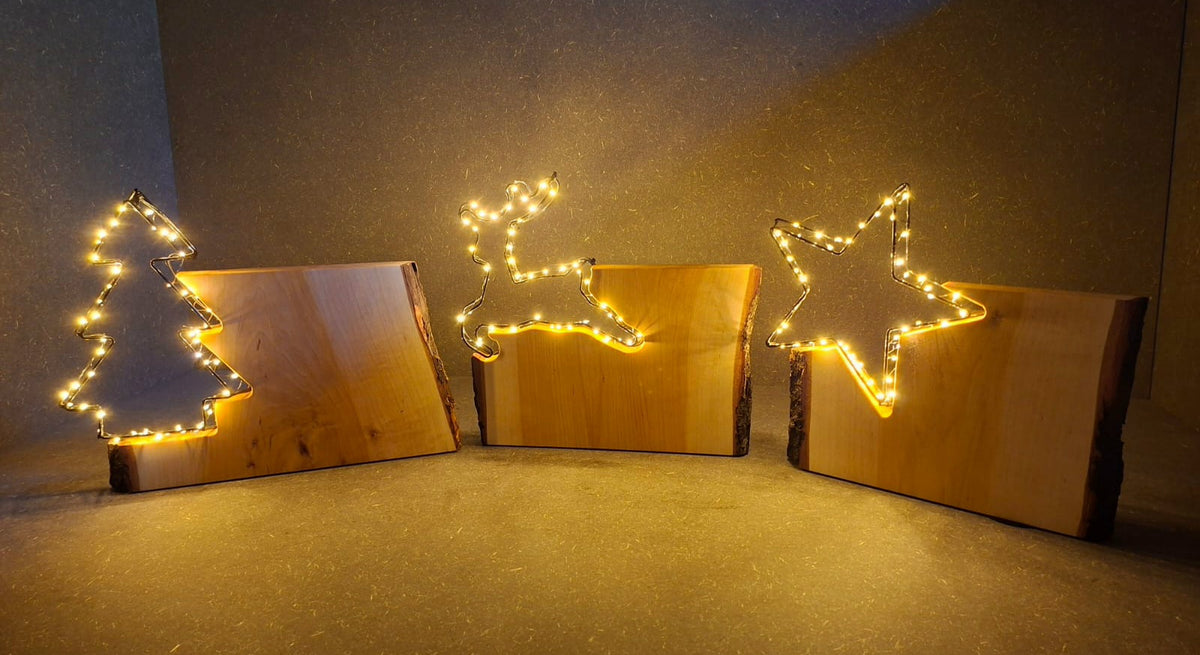 Handgefertigte LED-Weihnachtsdeko aus geöltem Erlenholz mit leuchtendem Tannenbaum, Rentier und Stern.