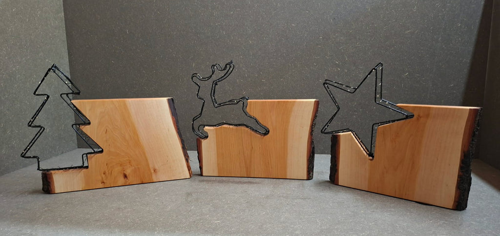 Handgefertigte LED-Weihnachtsdeko aus geöltem Erlenholz mit leuchtendem Tannenbaum, Rentier und Stern.