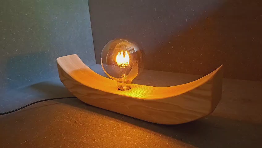 Design Lampenbogen aus geöltem Eschenholz mit flackerndem Licht