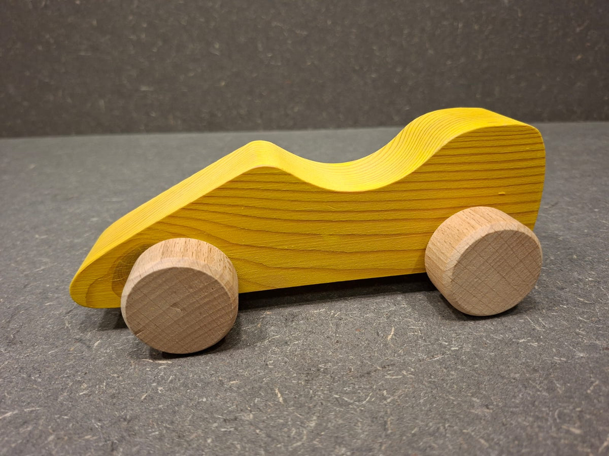 Handgefertigtes Holzauto aus Fichtenholz mit drehbaren Buchenholzrädern für Kleinkinder.
Gelb.