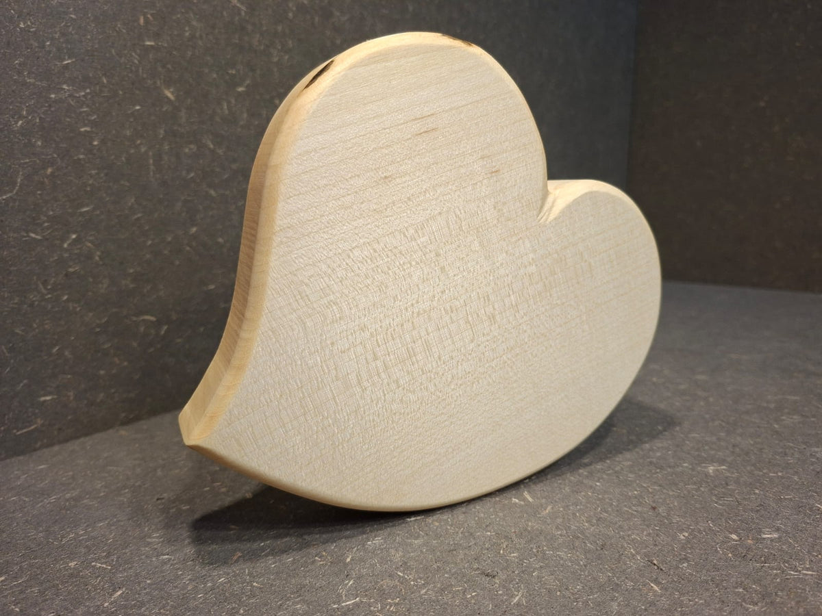 Handgefertigtes Hochzeitsherz aus Ahornholz mit individueller Wunschgravur – personalisiertes Geschenk zur Hochzeit.