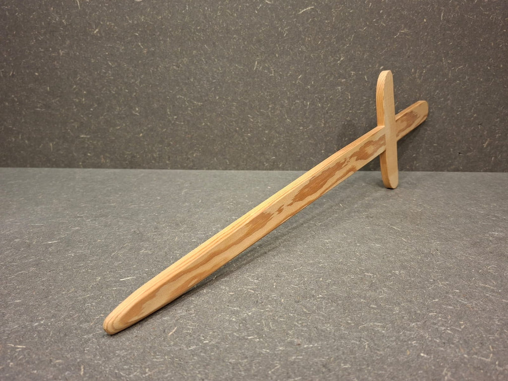 Handgefertigtes Holzschwert aus naturbelassenem Kiefernholz für Kinder.