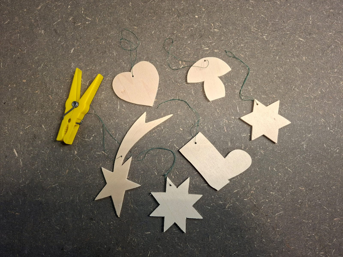 6 handgesägte Weihnachtsanhänger aus unbehandeltem Pappelsperrholz mit Sternen, Herzen, Pilz und Sternschnuppe.