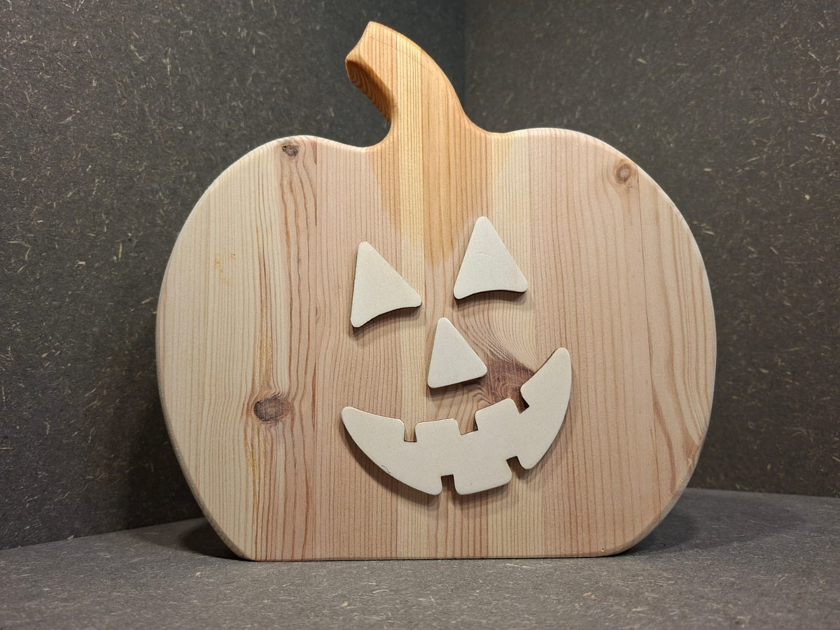 Handgefertigter Kürbis aus Holz in Natur als Herbst- und Halloween-Deko von Kieninger Produkte aus Holz