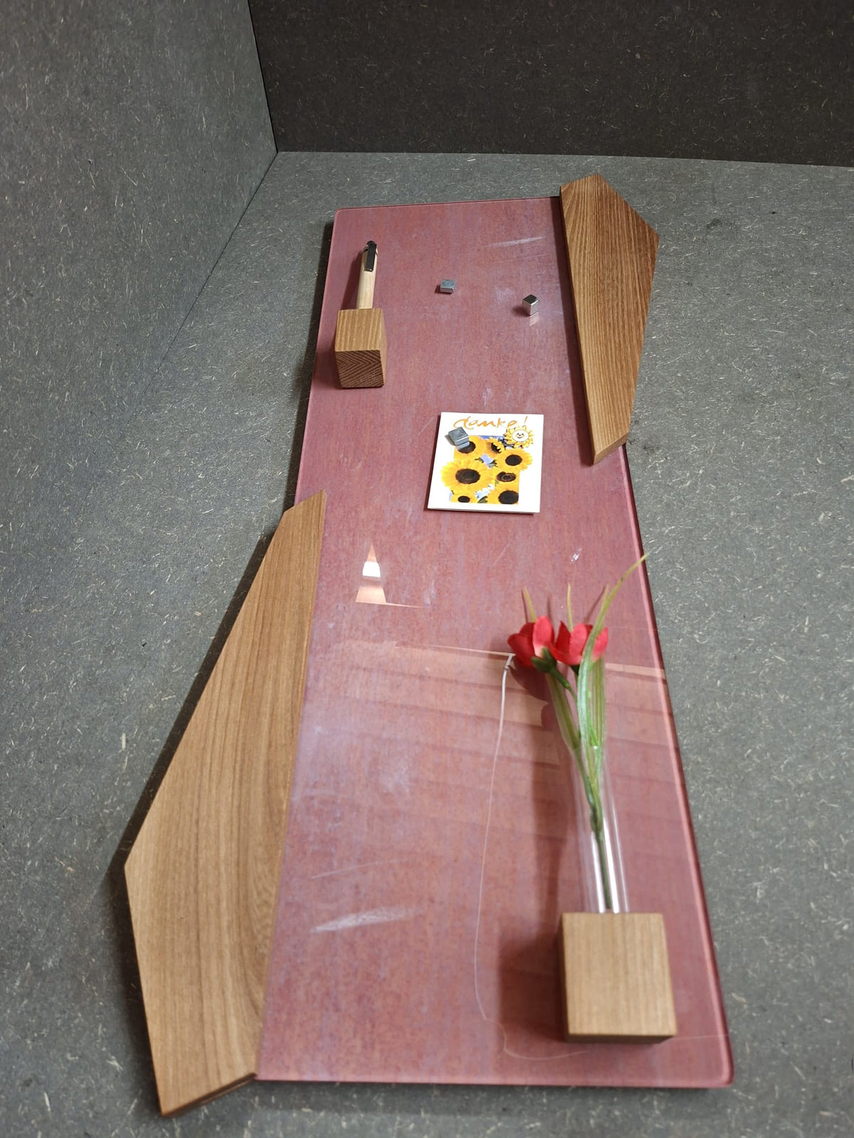 Rote Glas-Magnettafel mit geöltem Eichenholz inklusive 3 Magnete, Kugelschreiberhalter mit Stift und Vasen-Set.