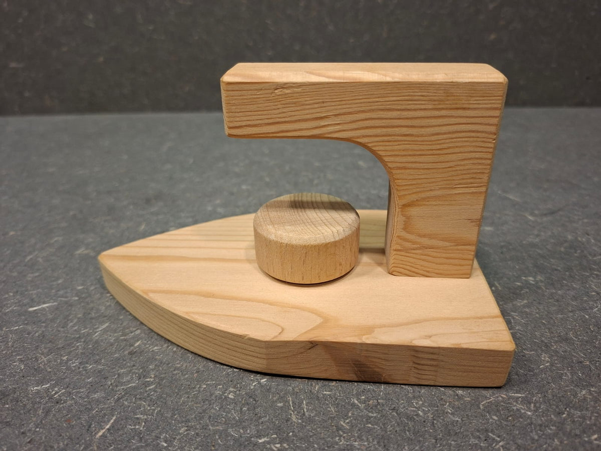 Handgefertigtes Holz Bügeleisen aus naturbelassenem Fichtenholz für Kinder.
