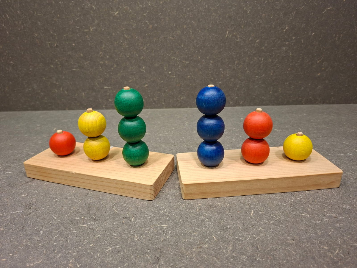 Handgefertigtes Steckspiel aus Fichten- und Buchenholz mit bunten Kugeln für Kleinkinder.