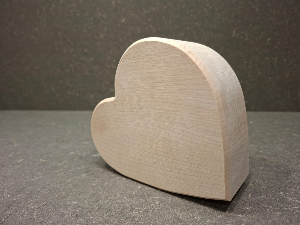 Handgefertigtes Holzherz aus naturbelassenem Lindenholz zum Bemalen, Gravieren oder Dekorieren.