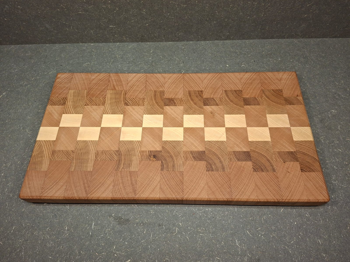 Handgefertigtes Stirnholz-Schneidebrett aus Esche, Buche und Ahorn mit geölter Oberfläche und Gummifüßen.