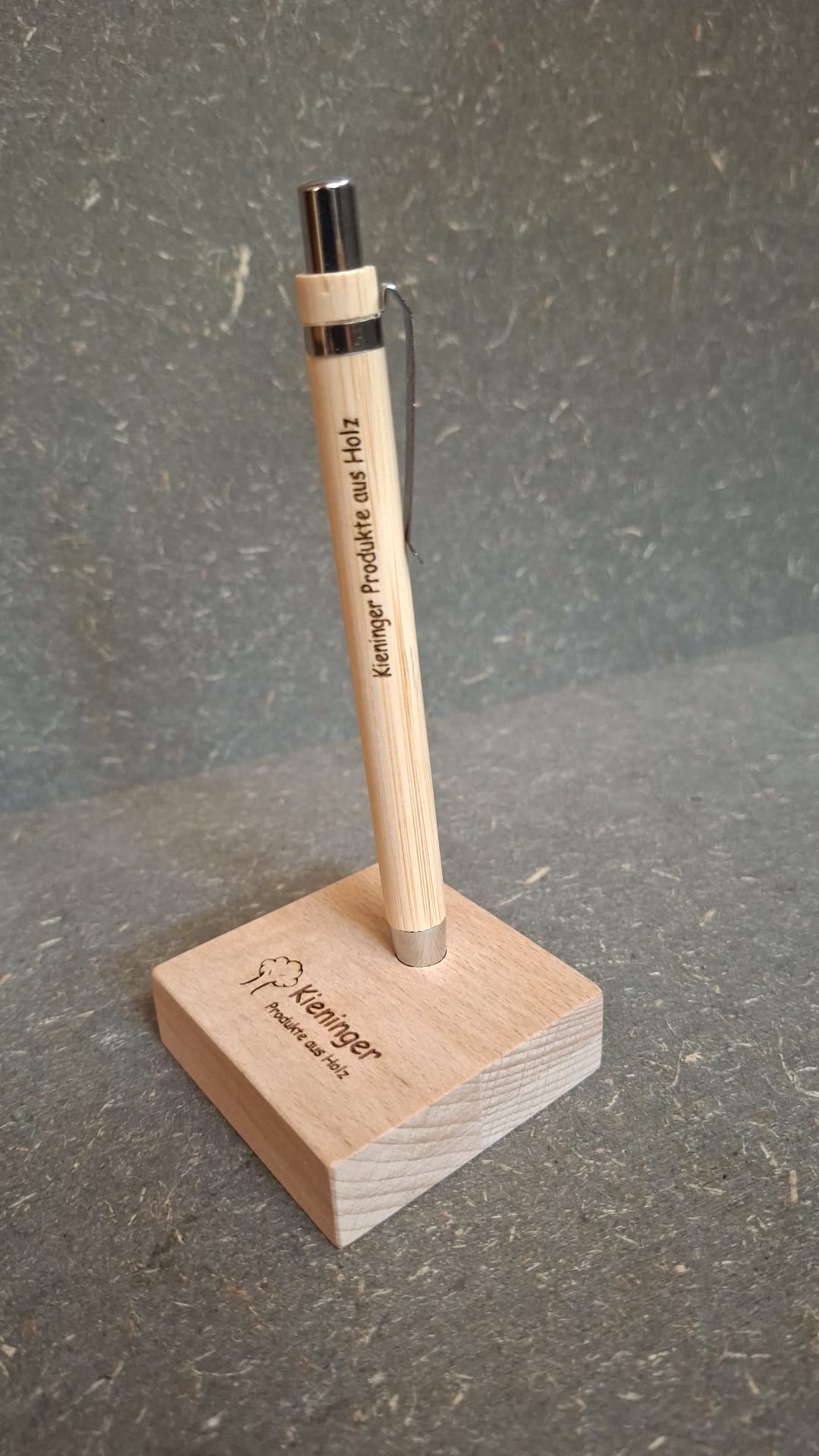 Handgefertigter Kugelschreiber und Kugelschreiberhalter aus Holz mit individueller Gravur.