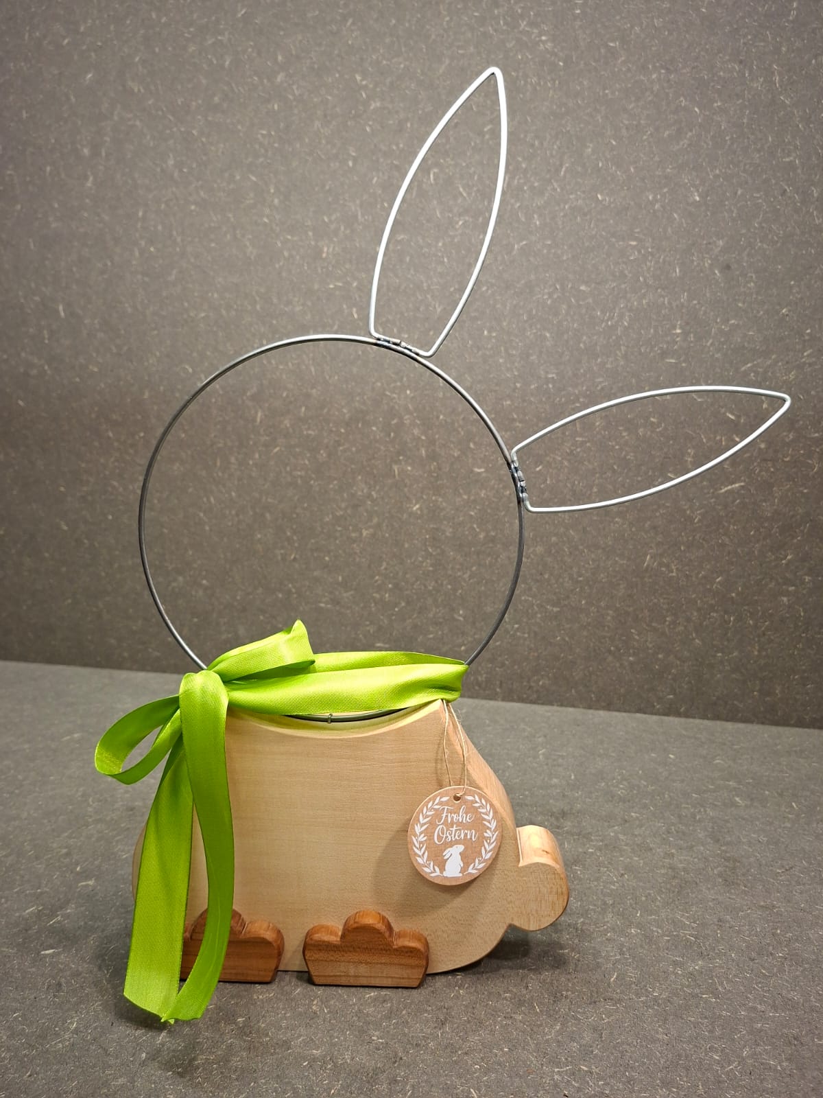 Handgefertigter Osterhase aus Ahorn, Kirsche und Metall als hochwertige Osterdekoration.