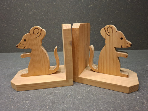 Handgefertigte Buchstützen aus Fichtenholz mit Tiermotiv für Kinderzimmer und Bücherregal.
Maus