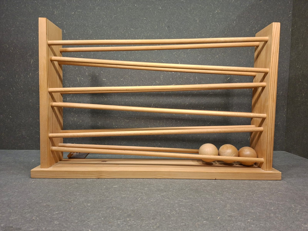Handgefertigte Kugelbahn aus Fichte und Buche mit extra großen Holzkugeln für Kleinkinder.