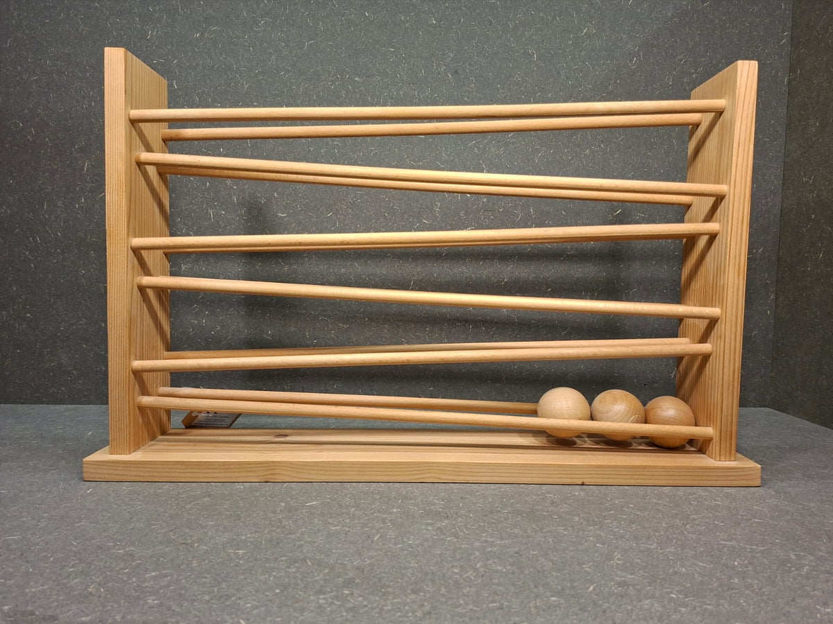 Handgefertigte Kugelbahn aus Fichte und Buche mit extra großen Holzkugeln für Kleinkinder.