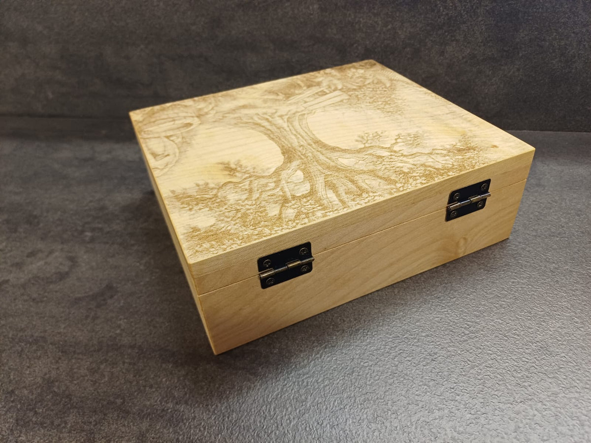 Handgefertigte Holzkiste aus heimischen Hölzern mit Klappdeckel, Metallverschluss und Wunschgravur.