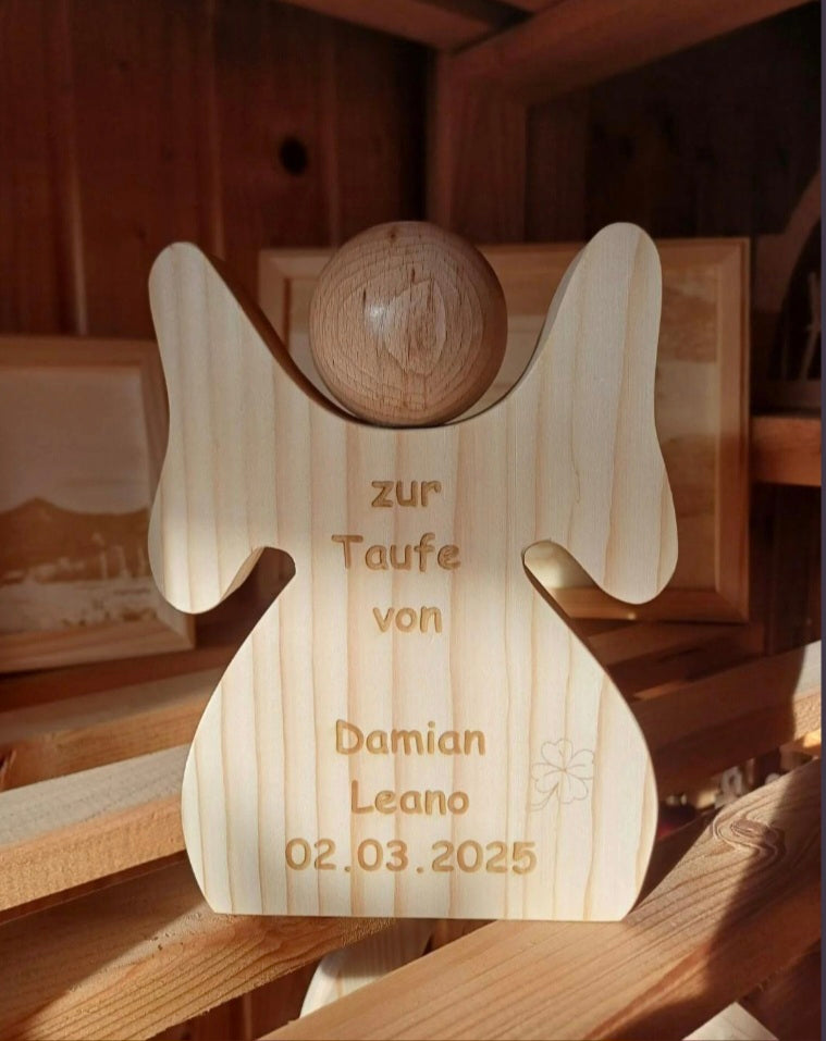 Handgefertigter Schutzengel aus Holz mit individueller Gravur als persönliches Geschenk.
Engel mit Gravur: Zur Taufe, Name und Datum