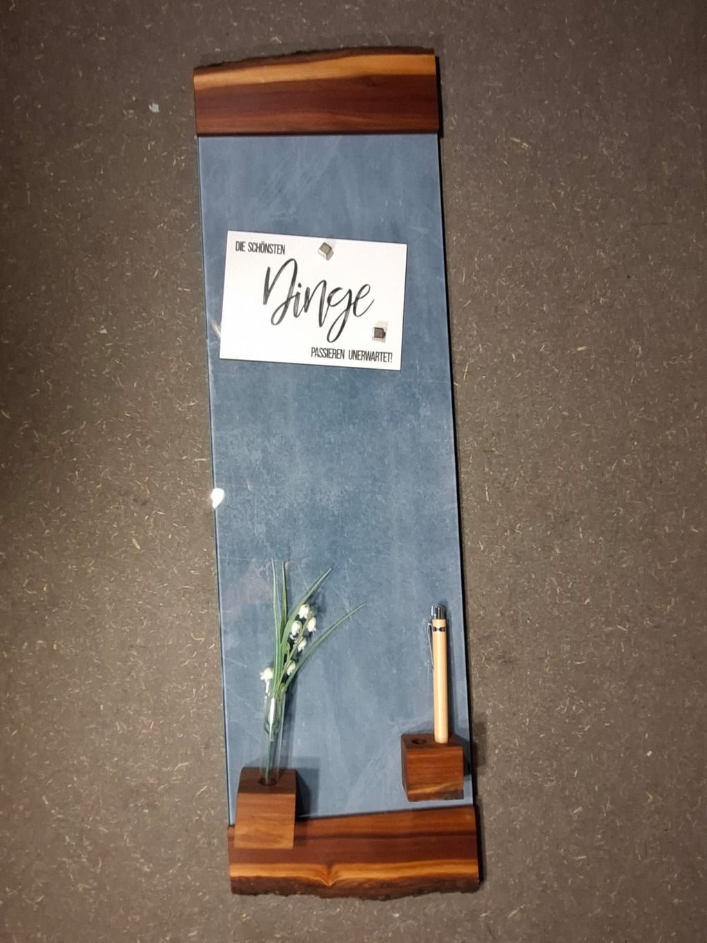 Grüne Glas-Magnettafel mit geöltem Zwetschgenholz inklusive 3 Magnete, Kugelschreiberhalter mit Stift und Vasen-Set.