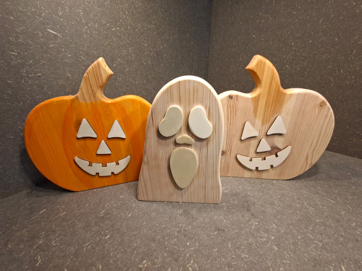 Handgefertigte Herbstdeko aus Holz mit Kürbis in Natur und Orange sowie Gespenst in Natur von Kieninger Produkte aus Holz