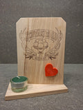 Handgefertigter Schwarzwald Teelichthalter aus Holz mit Gravur „Schwarzwald Heimat“, Holzherz und Teelicht.