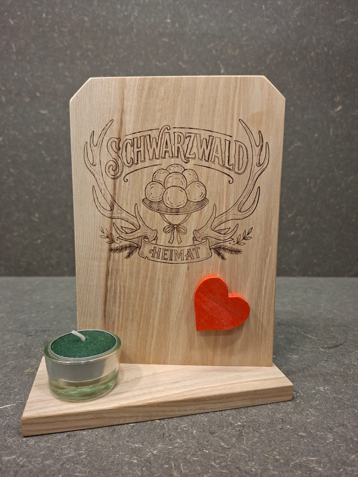 Handgefertigter Schwarzwald Teelichthalter aus Holz mit Gravur „Schwarzwald Heimat“, Holzherz und Teelicht.