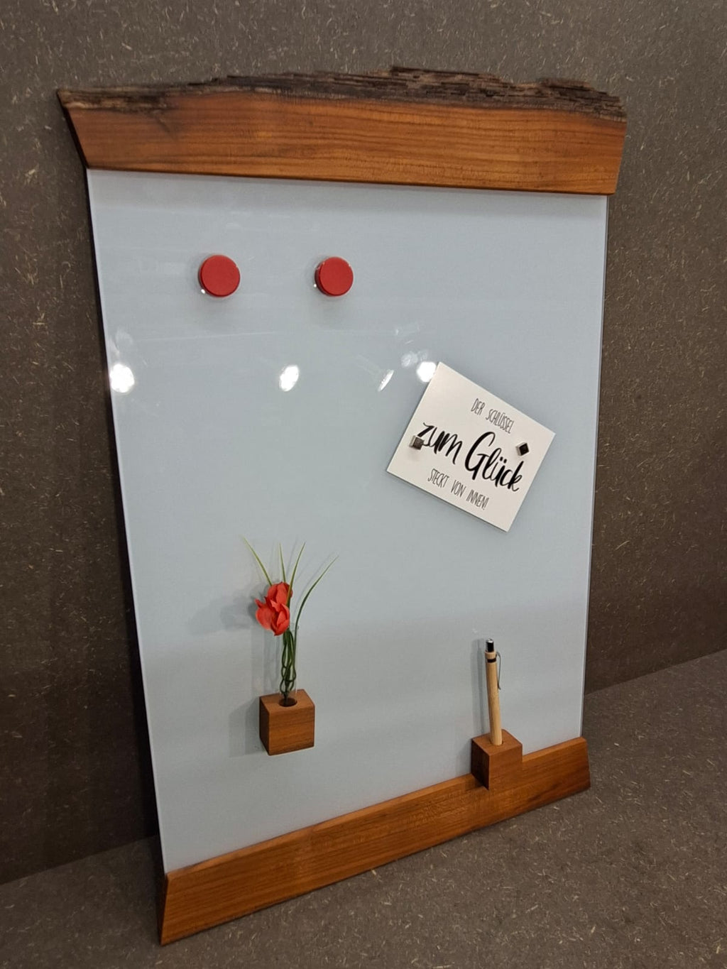 Weiße Glas-Magnettafel mit geöltem Kirschholz inklusive 3 Magnete, Kugelschreiberhalter mit Stift und Vasen-Set.