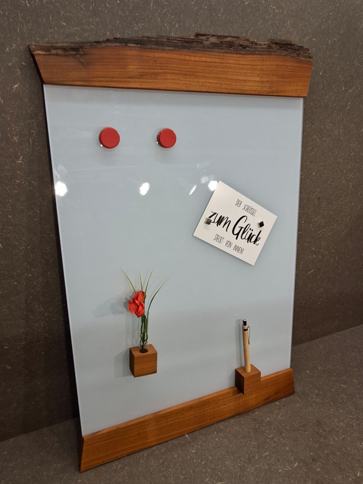 Weiße Glas-Magnettafel mit geöltem Kirschholz inklusive 3 Magnete, Kugelschreiberhalter mit Stift und Vasen-Set.