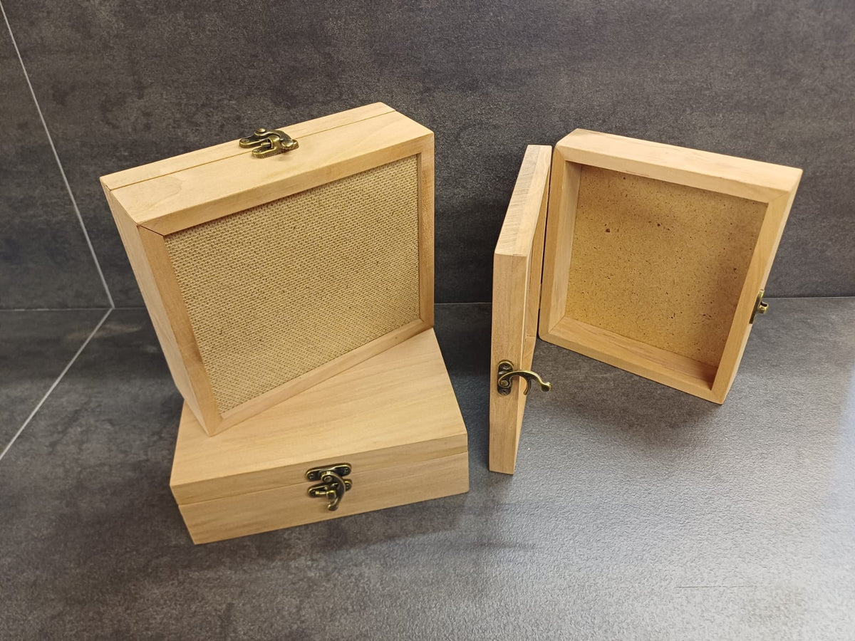 Handgefertigte Holzkiste aus heimischen Hölzern mit Klappdeckel, Metallverschluss und Wunschgravur.