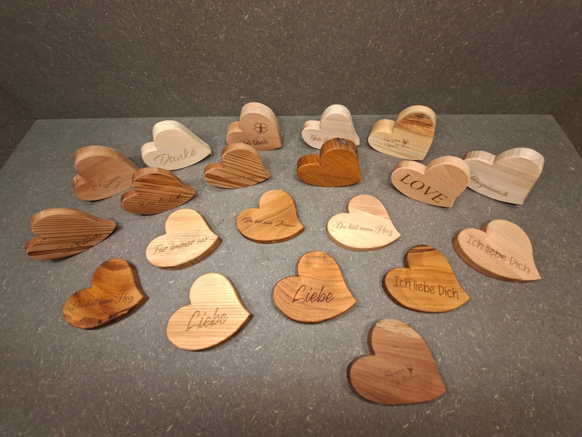 Handgefertigtes Holzherz aus heimischen Hölzern mit verschiedenen Gravurmotiven.