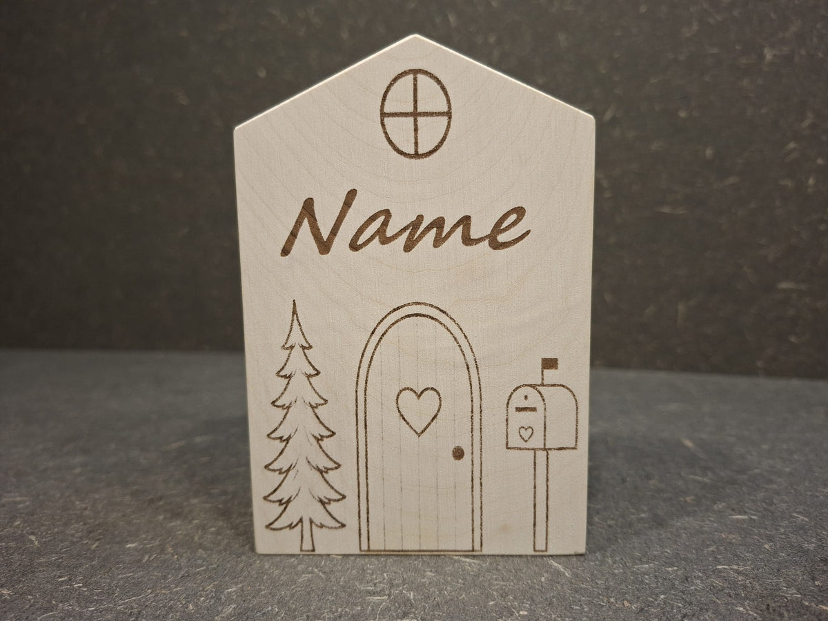Wichtelhaus aus Ahornholz mit Wichtelname personalisierbar. Baum, Türe, Briefkasten.