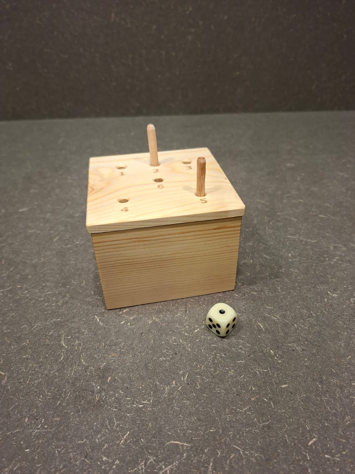 Handgefertigtes 6er Würfelspiel aus heimischen Hölzern mit Würfel und Holzdübeln.