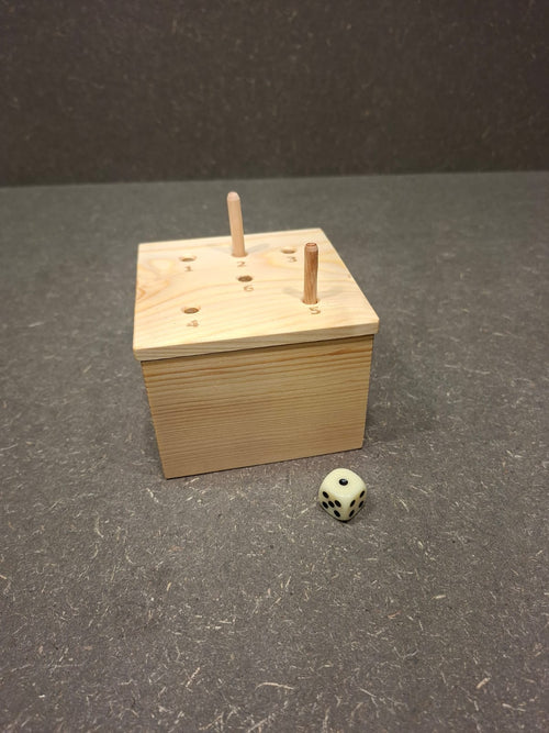 Handgefertigtes 6er Würfelspiel aus heimischen Hölzern mit Würfel und Holzdübeln.
