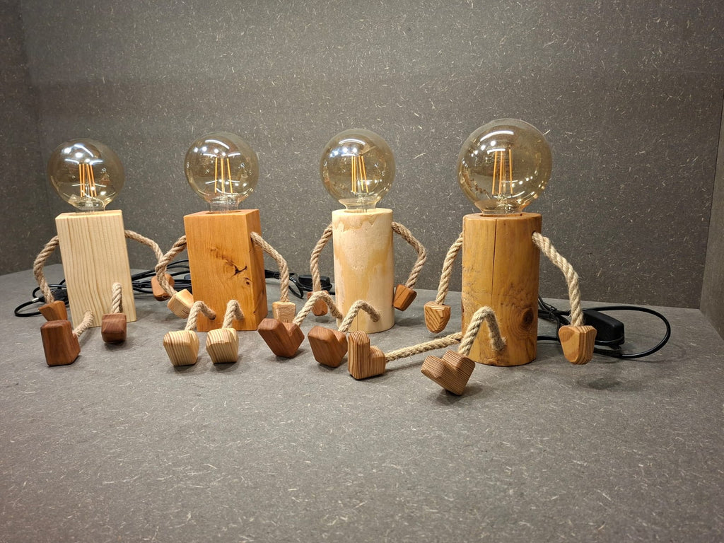 Handgefertigtes Lampen Männchen aus Fichte und Kirschholz mit beweglichen Seilarmen und -beinen als Tischlampe und Kantenhocker.