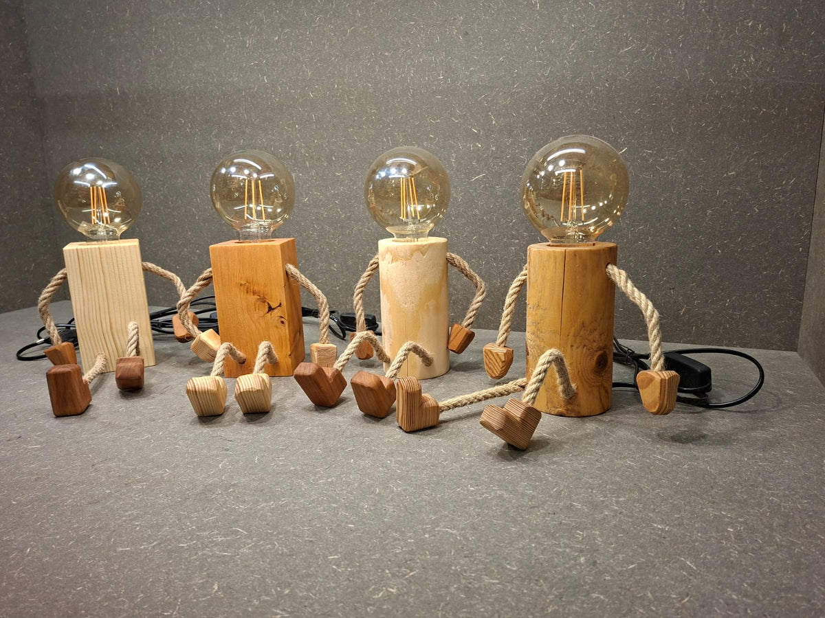 Handgefertigtes Lampen Männchen aus Fichte und Kirschholz mit beweglichen Seilarmen und -beinen als Tischlampe und Kantenhocker.