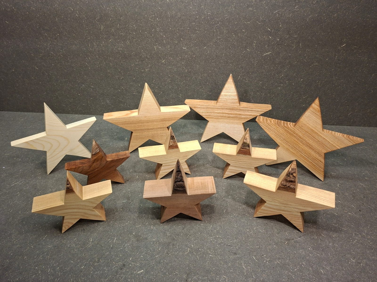 Handgefertigter Holzstern zum Aufstellen als natürliche Weihnachtsdekoration aus Holz.