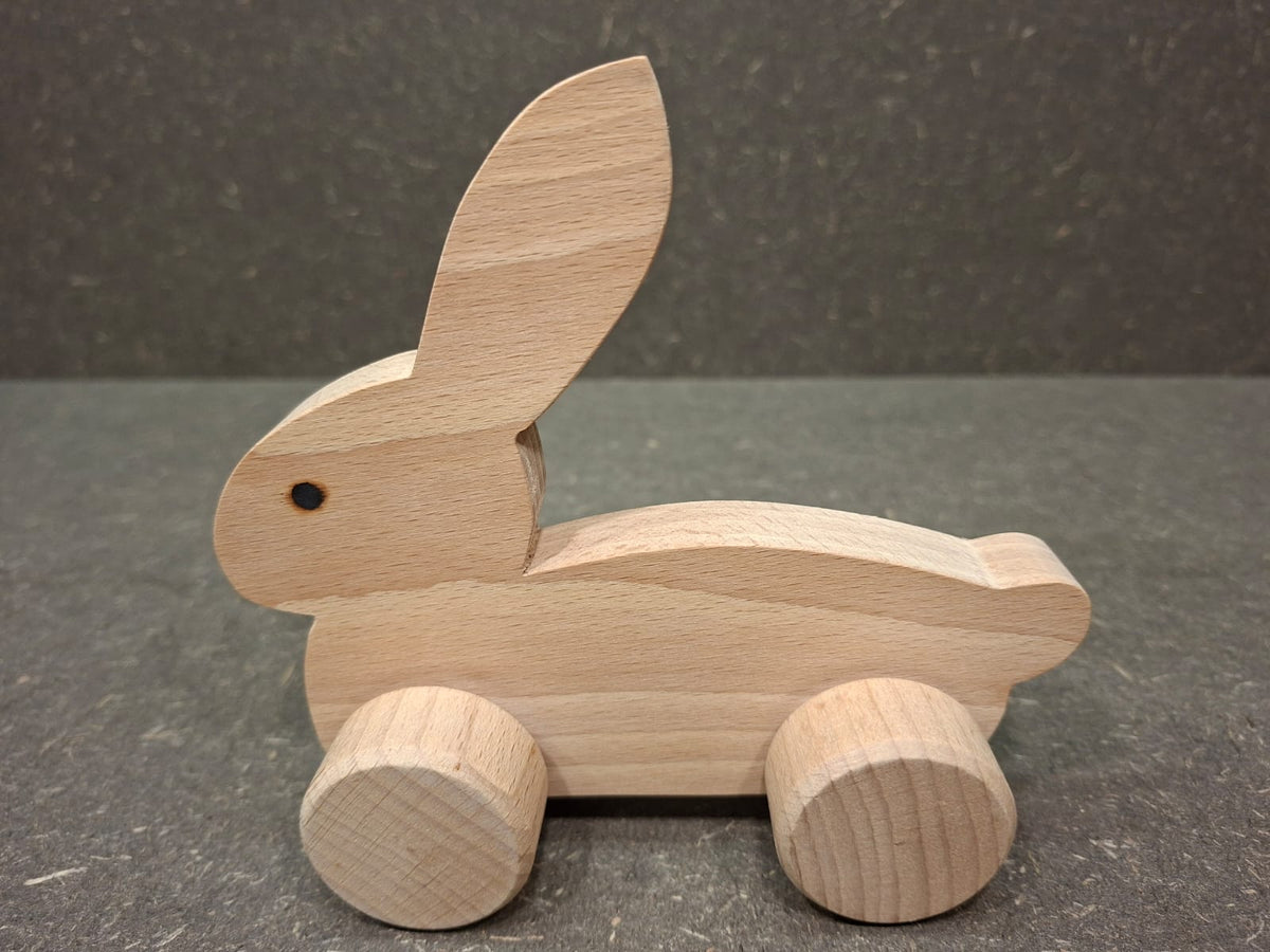 Handgefertigte Holztiere auf Rädern aus Fichtenholz mit Buchenholzrädern in verschiedenen Tierformen.
Hase mit stehenden Ohren 