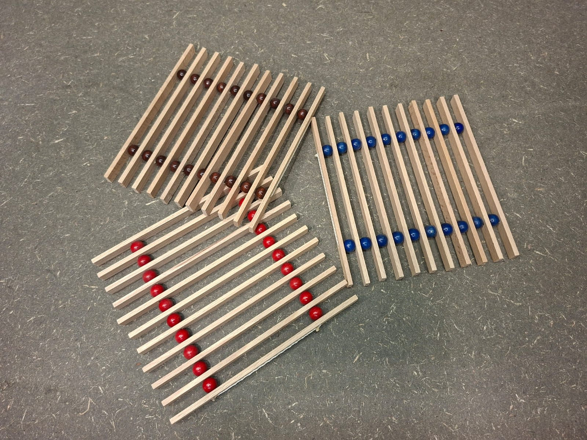 Handgefertigte Topfuntersetzer aus Buchenholz – flexibler Untersetzer mit Holzkugeln und 4er Set.