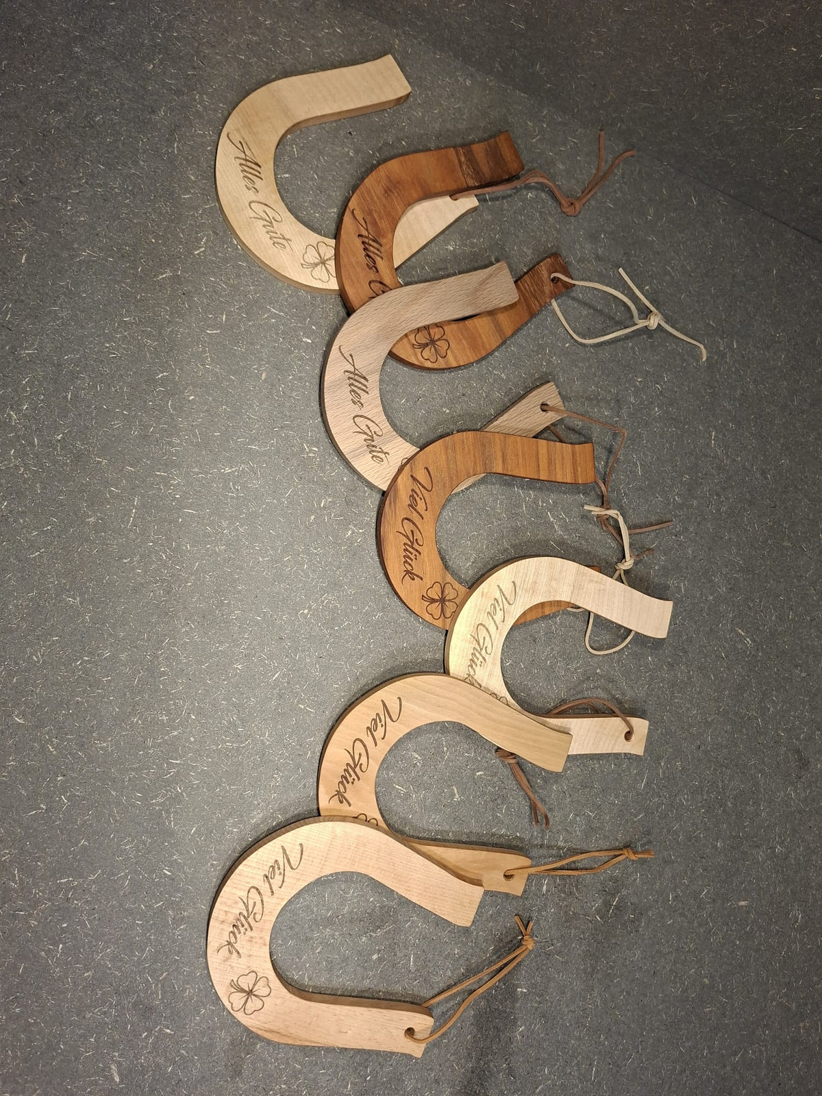 Handgefertigtes Hufeisen aus Holz – dekorativer Glücksbringer von Kieninger Produkte aus Holz. Mit Gravur Alles Gute oder Viel Glück zur Auswahl.