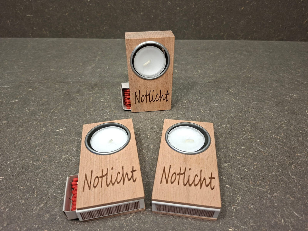 Handgefertigtes Notlicht aus Buche mit Metall-Teelichthalter und integriertem Fach für Streichhölzer.