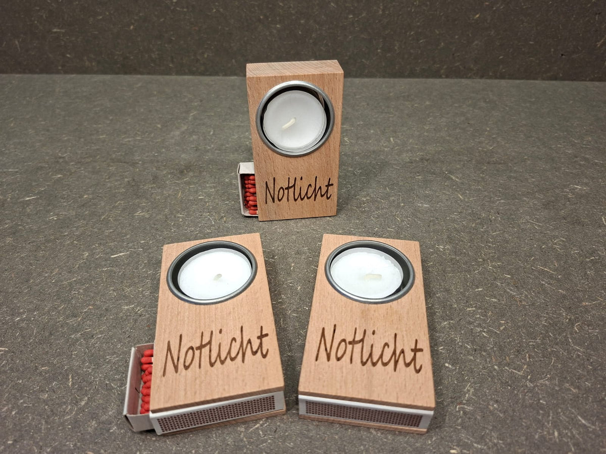Handgefertigtes Notlicht aus Buche mit Metall-Teelichthalter und integriertem Fach für Streichhölzer.