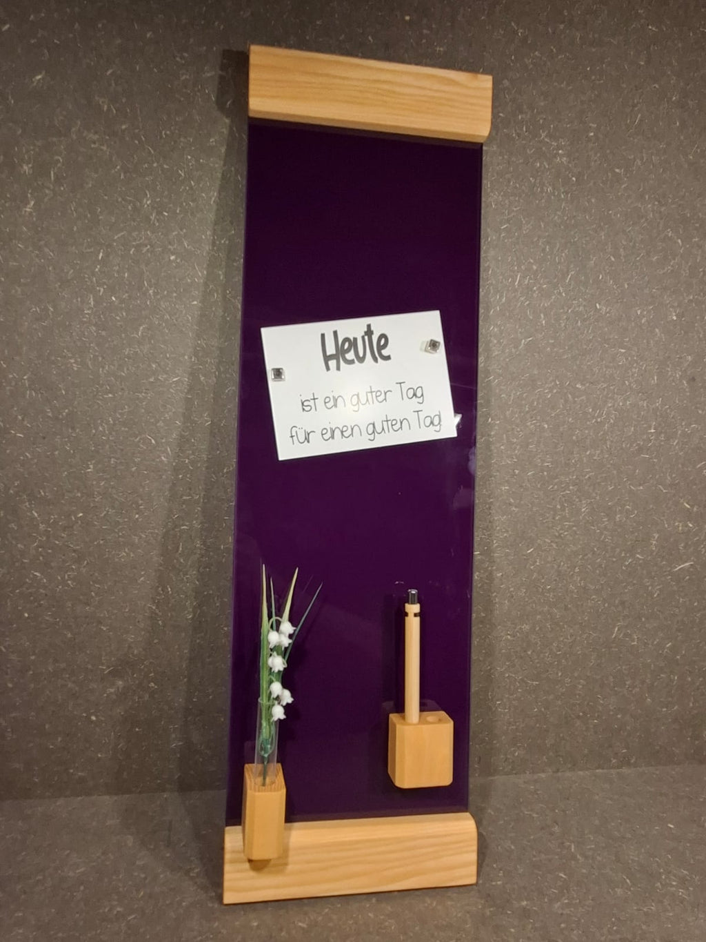 Glas-Magnettafel Violett mit Eschenholz – handgefertigte Magnettafel aus dem Schwarzwald