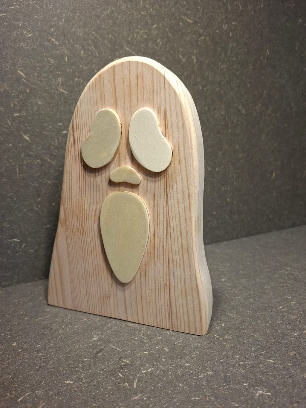 Handgefertigtes Gespenst aus naturbelassenem Holz als Herbst- und Halloween-Deko von Kieninger Produkte aus Holz