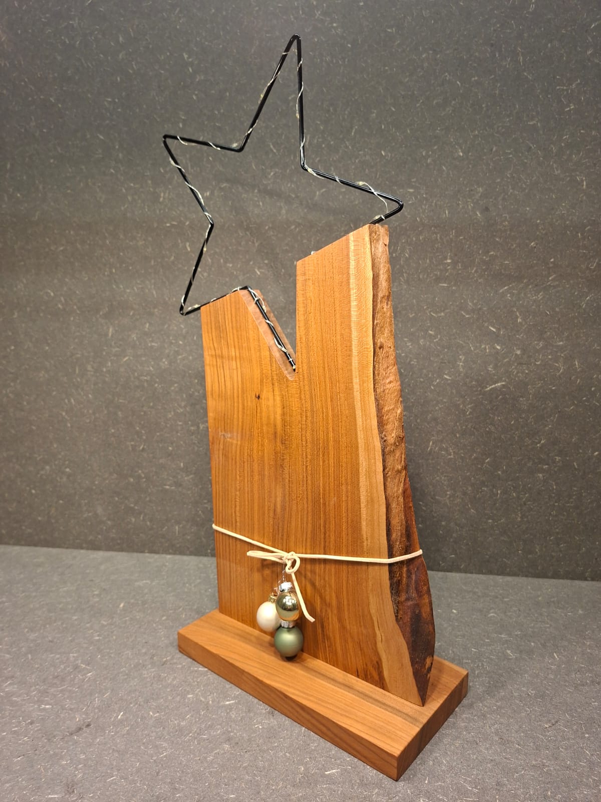 Handgefertigter Holzstern aus Kirschholz oder Eschenholz mit LED-Lichterkette als stimmungsvolle Weihnachtsdekoration.