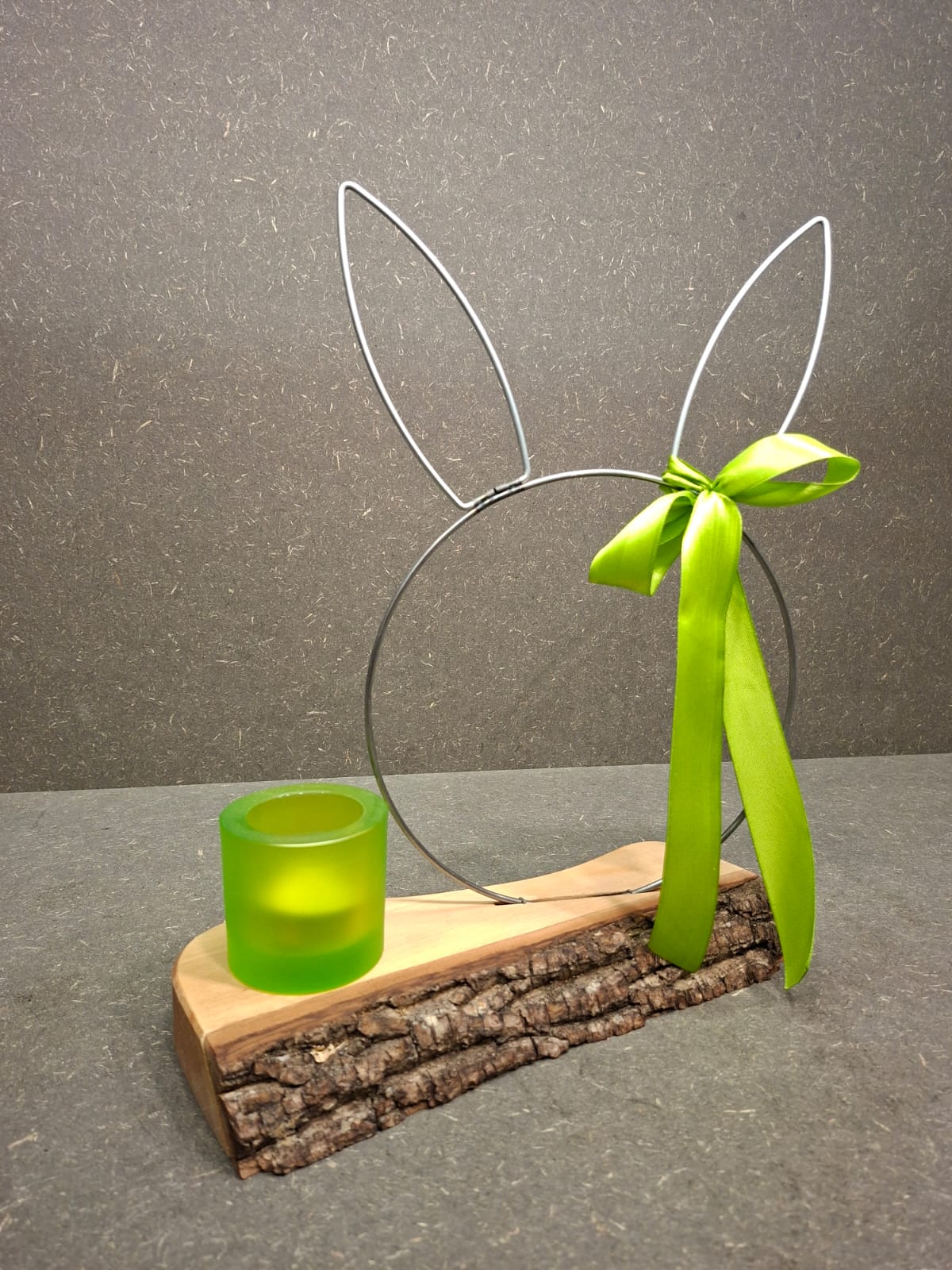 Handgefertigte Osterdekoration aus Ahorn mit Waldkante, Metallhase und grünem Teelichthalter.